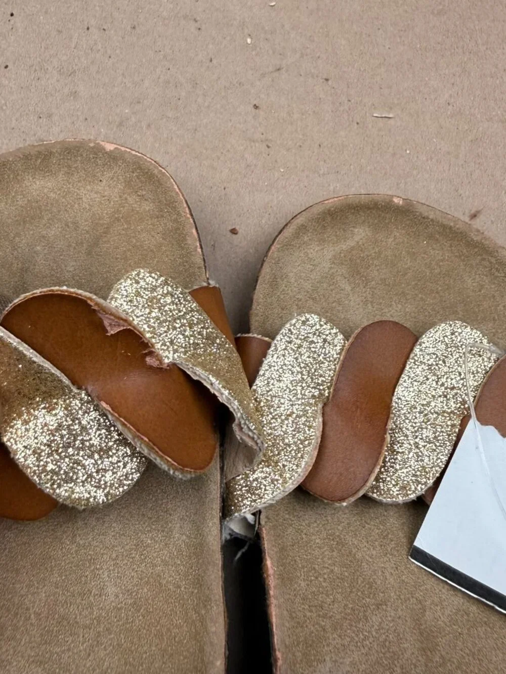 Tahari Girls Youth Sandals Size 2 Tan Gold Memory Foam DAMAGE